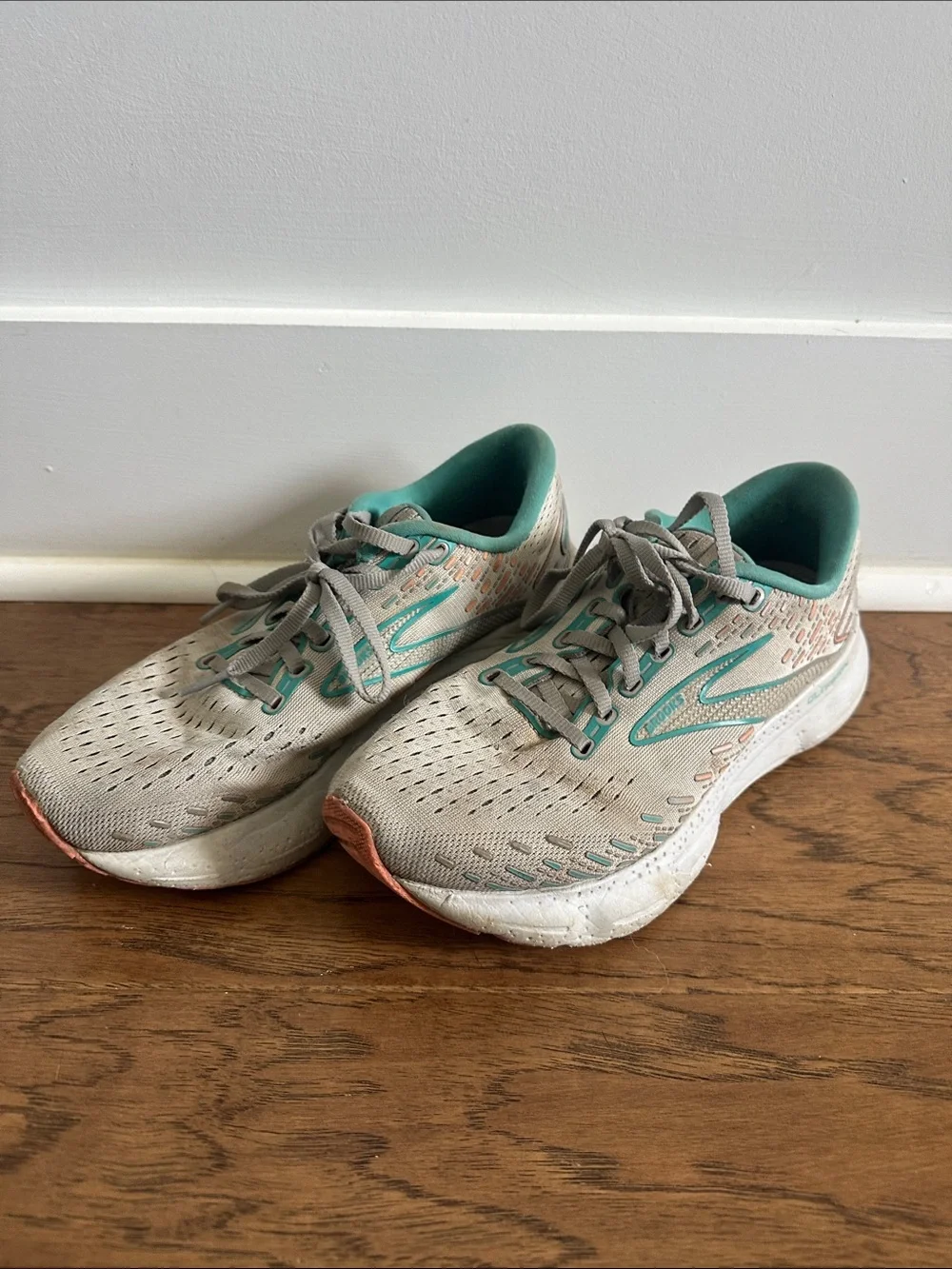 Brooks Glycerin Women's 8 Light Gray Running Shoes with Teal and Coral Accents